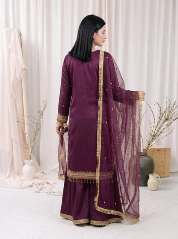 Mahveen – Plum Purple Silk Embroidered 3 Piece Suit with Organza Dupatta by ANAWA